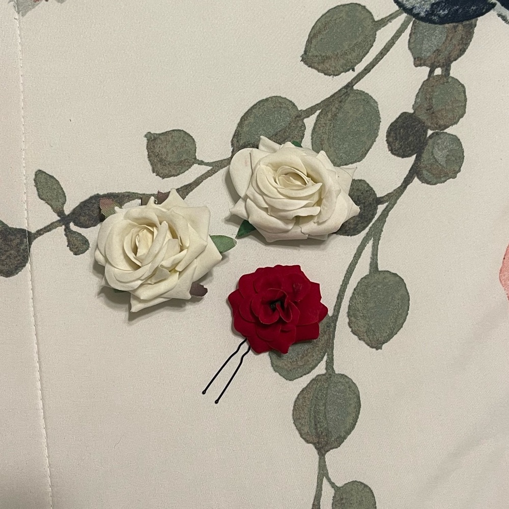 Small hair flower - 2 white, 1 Red
